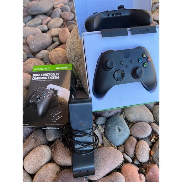 Ultimate Xbox Series X|S Controller Bundle: Wireless Charging Station & Battery - Picture 3 of 5